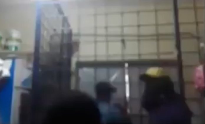 Vidéo polémique : Un policier, un ASP et deux agents de la mairie tabassent un boutiquier