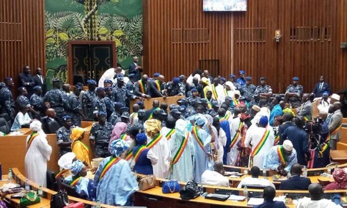 Chaos à l'Assemblée nationale : les hostilités 2.0 ce mardi